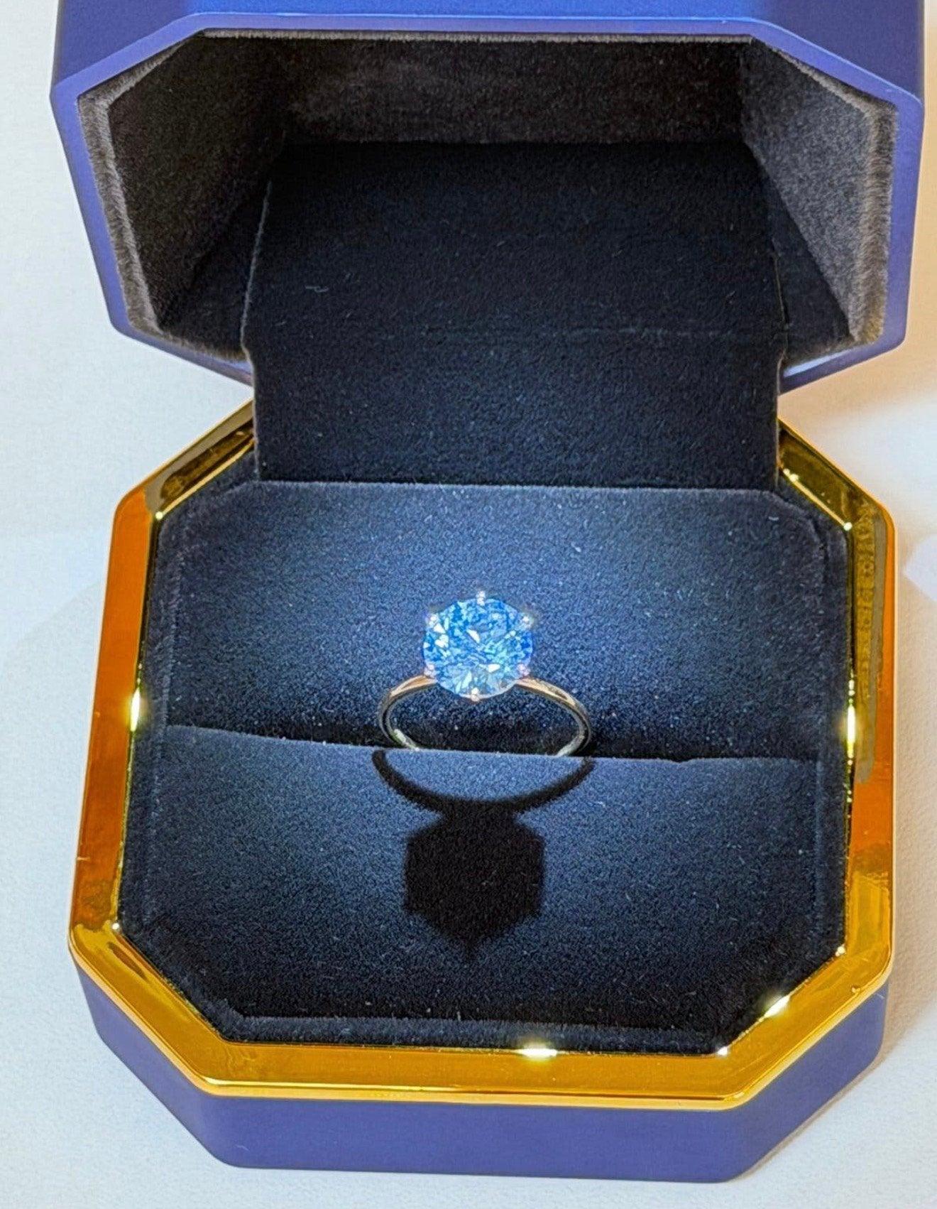 Gouden ring Vivid Blue diamant 3.51ct! retailwaarde €6200!, Nieuw, Ophalen of Verzenden, 17 tot 18, Met edelsteen