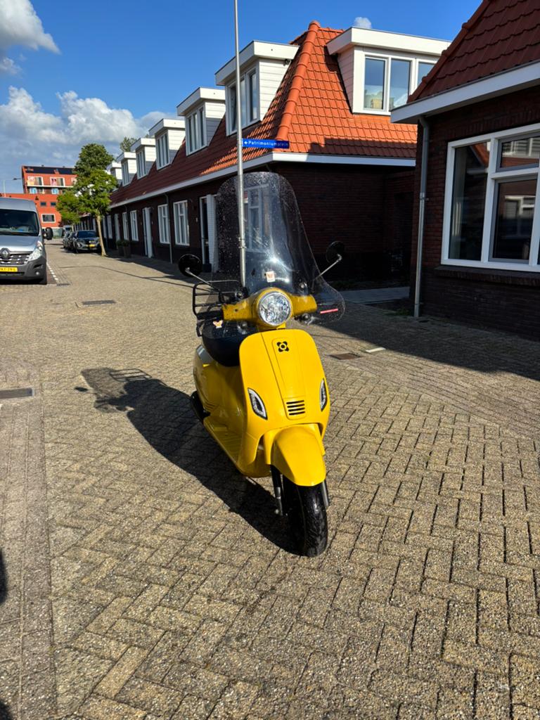 AGM VX50 Scooter Geel – Retro look – Onderhoud gehad, Fietsen en Brommers, Scooters | Overige merken, Ophalen, Gebruikt, Benzine