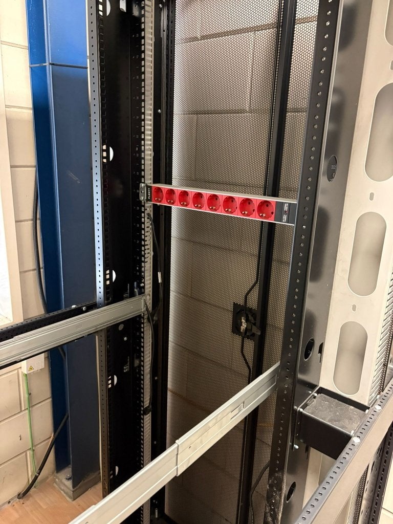 Patch kast, Ophalen, Gebruikt, Geperforeerd, Plaatstaal