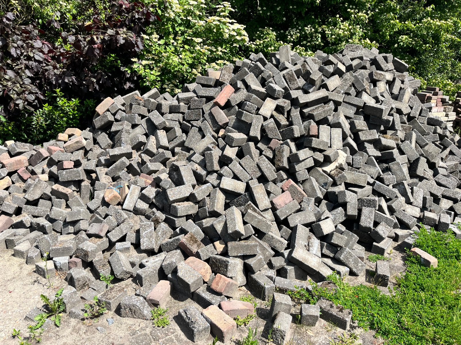100m2 stenen, gratis af te halen. Antraciet, Ophalen of Verzenden, Zo goed als nieuw, Beton, Klinkers
