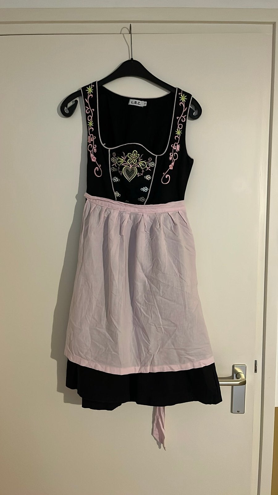 Dirndl jurk L.B.C. maat 38/40 (M) zwart met roze schort, Maat 38/40 (M), Zwart, Ophalen of Verzenden, Zo goed als nieuw