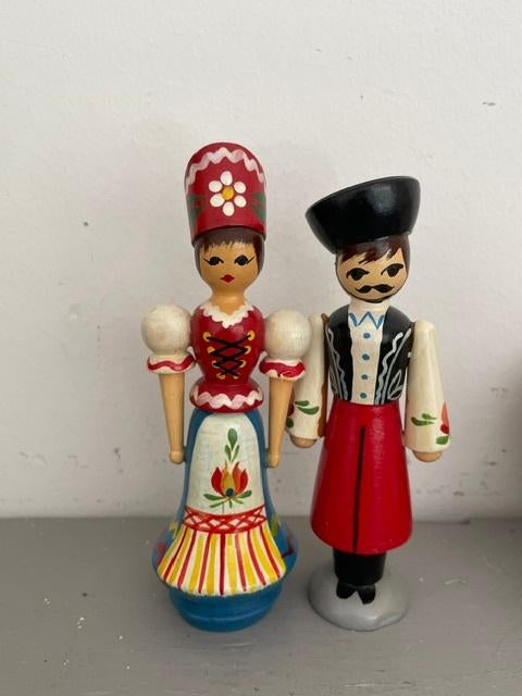 Vintage houten klederdracht poppetjes Hongarije souvenir., Verzamelen, Poppetjes en Figuurtjes, Ophalen, Zo goed als nieuw