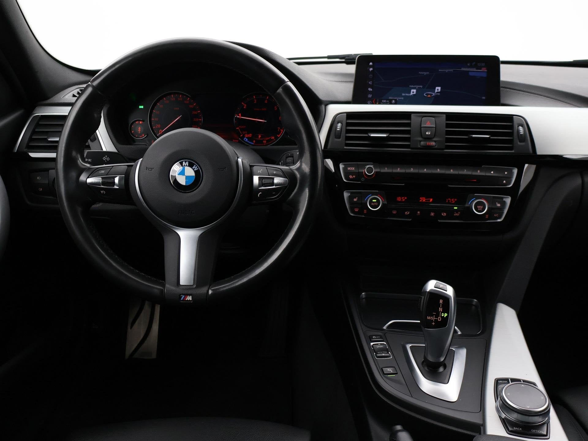 BMW 3-serie Touring 318i M-SPORT + AFN. TREKHAAK | LEDER SPO, Auto's, Automaat, Gebruikt, 1465 kg, 3 cilinders