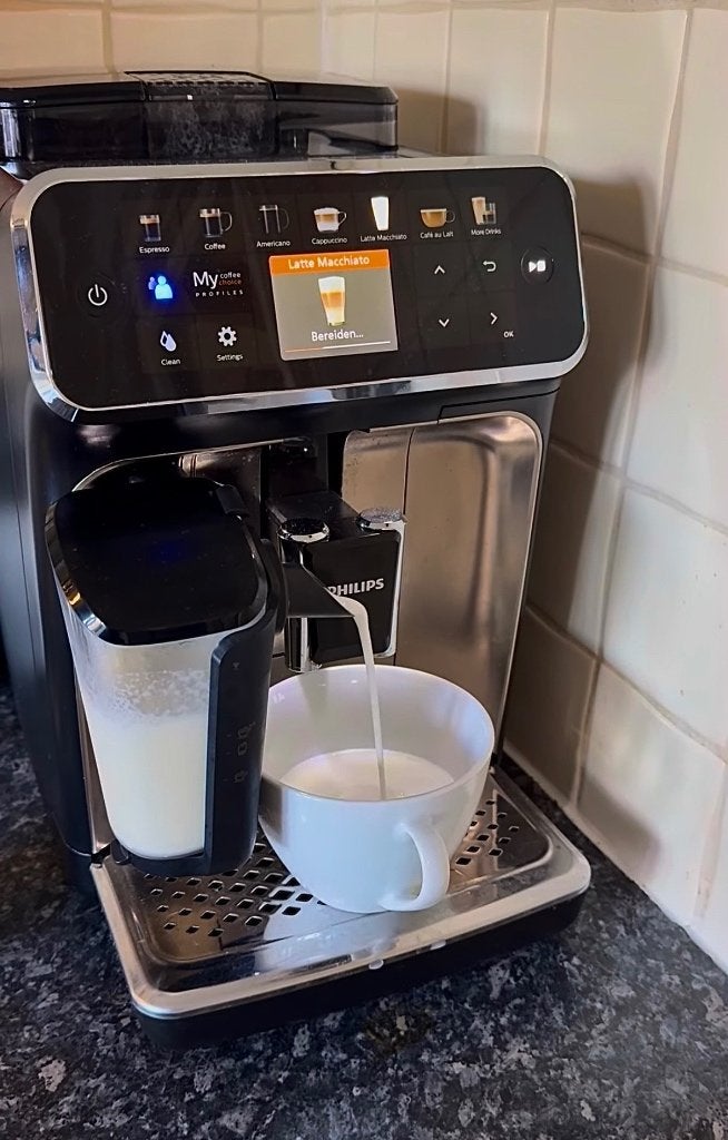 MOET NU WEG - Philips LatteGo 5447/90 Koffiezetapparaat, Witgoed en Apparatuur, Koffiezetapparaten, Ophalen, Afneembaar waterreservoir