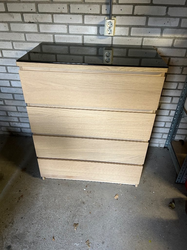 Zo goed als nieuwe ladekast met glazen blad, Ophalen, 100 tot 150 cm, Overige houtsoorten, 50 tot 100 cm