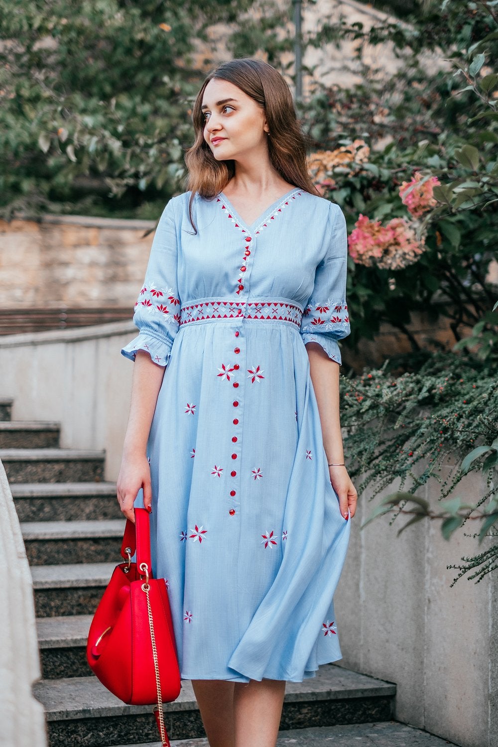 Lichtblauwe midi-jurk van Chicwish met borduursels, maat S, Zo goed als nieuw, Maat 36 (S), Onder de knie, Verzenden