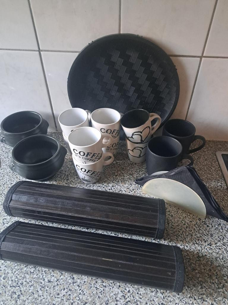 Uitgebreid kopjes mokken kommen placemats en plaid in tas, Ophalen of Verzenden