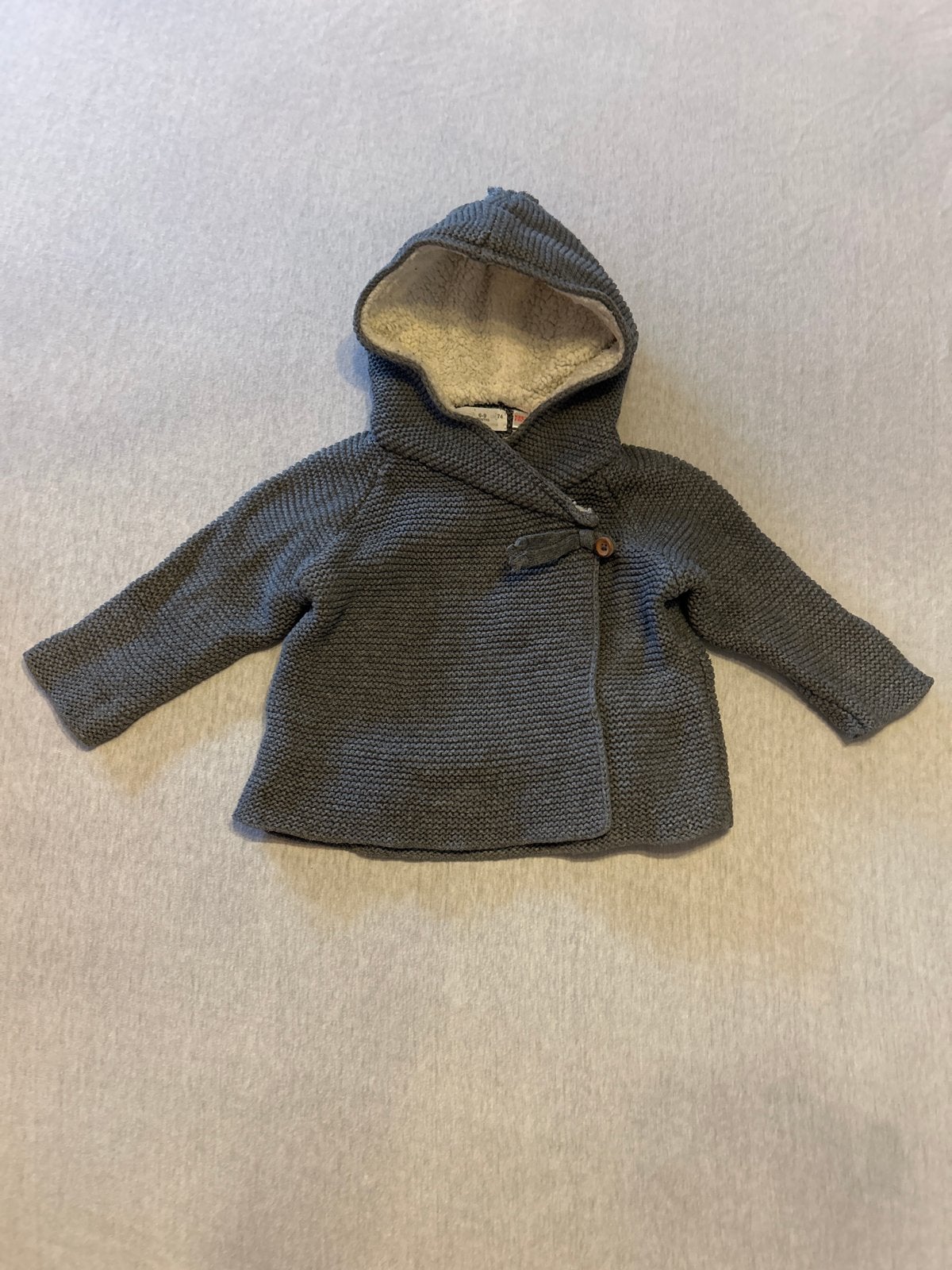 Zara gebreid jasje met capuchon - Maat 74, Kinderen en Baby's, Babykleding | Maat 74, Ophalen of Verzenden, Zo goed als nieuw