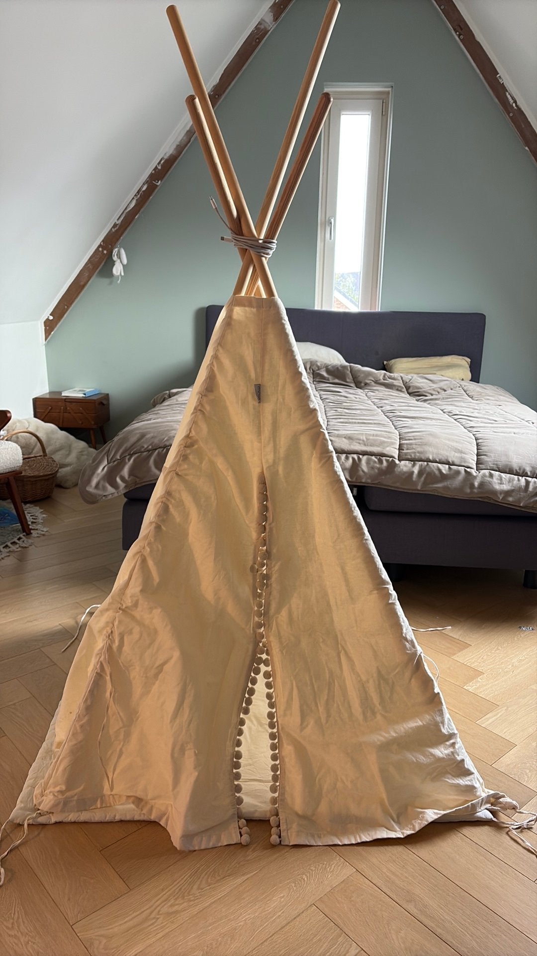 Kinder tipi tent met houten stokken en speelmat petit amelie, Ophalen of Verzenden, Gebruikt, Hout