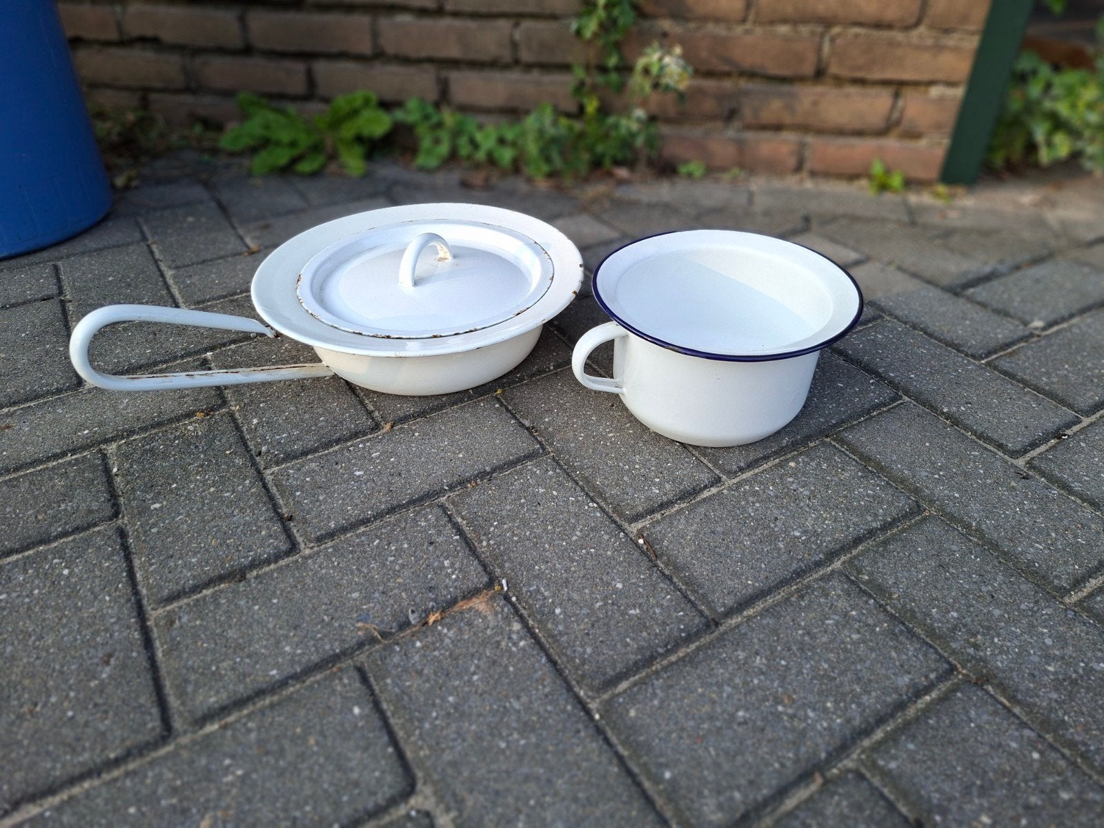 Wit emaille po en emmer, Ophalen