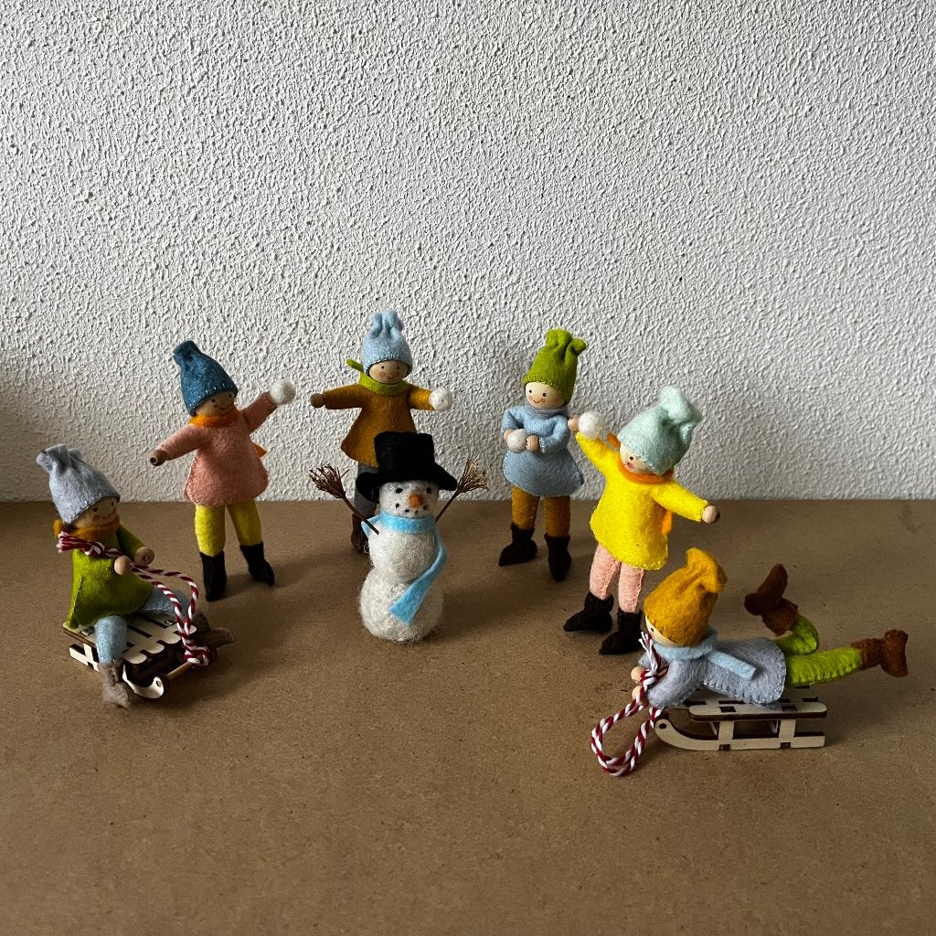 Sneeuwpret, kinderen met een slee en een sneeuwpop van vilt, Ophalen of Verzenden, Nieuw, Figuurtje(s)