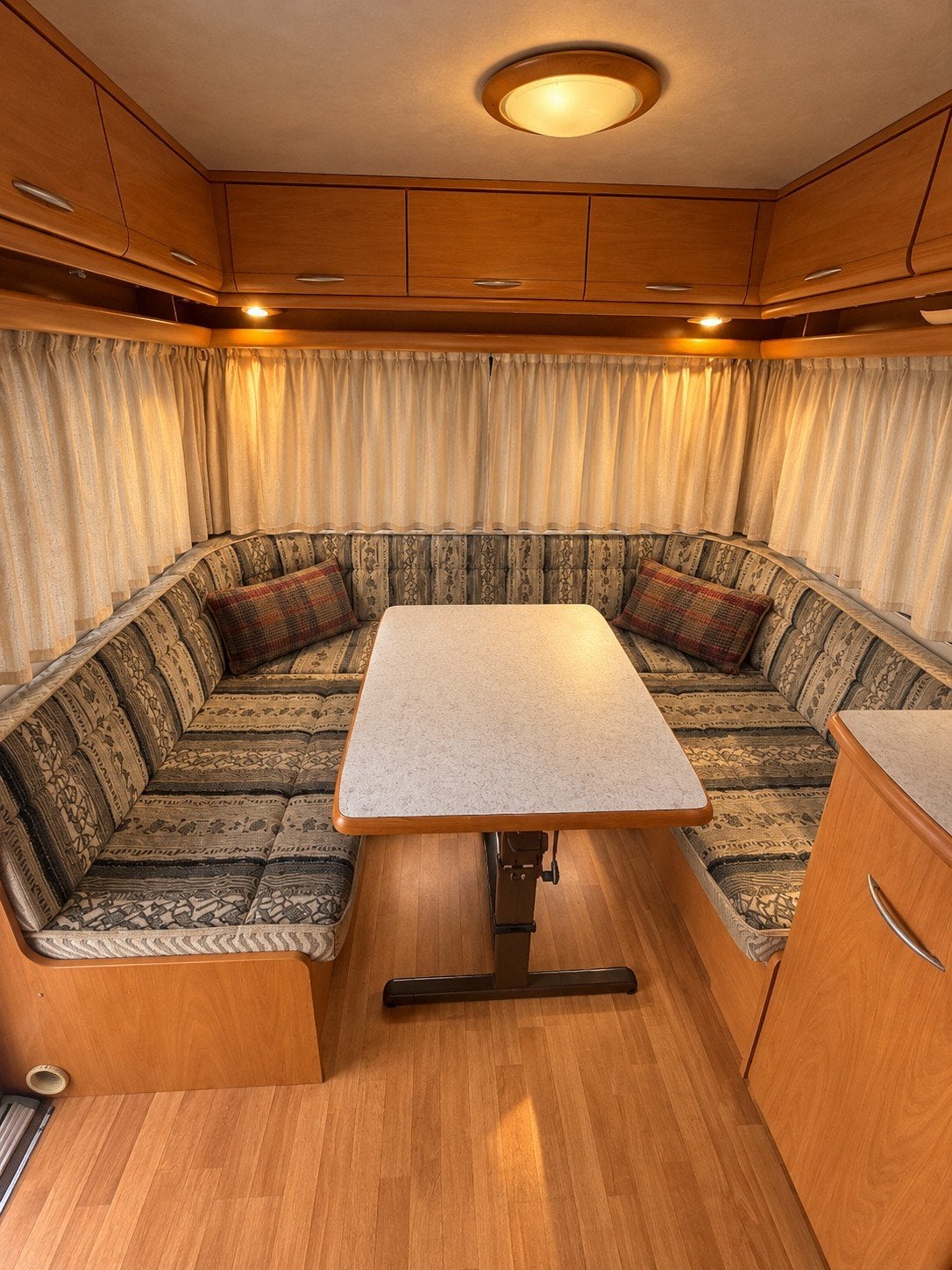 Wilk Stern 470 caravan inc voortent,luifel,mover bj 2002, Vast bed, Rondzit, Schokbreker, 750 - 1000 kg