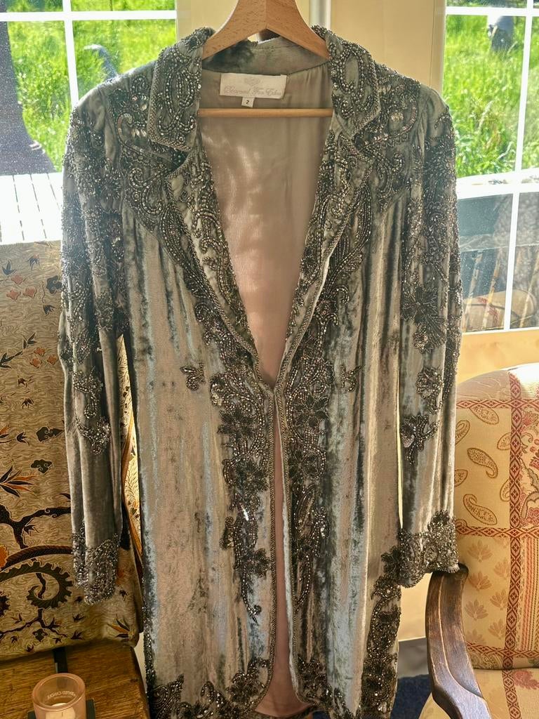Prachtige lange robe manteau met pailletten en kraaltjes, Overige kleuren, Ophalen of Verzenden, Zo goed als nieuw, Maat 36 (S)