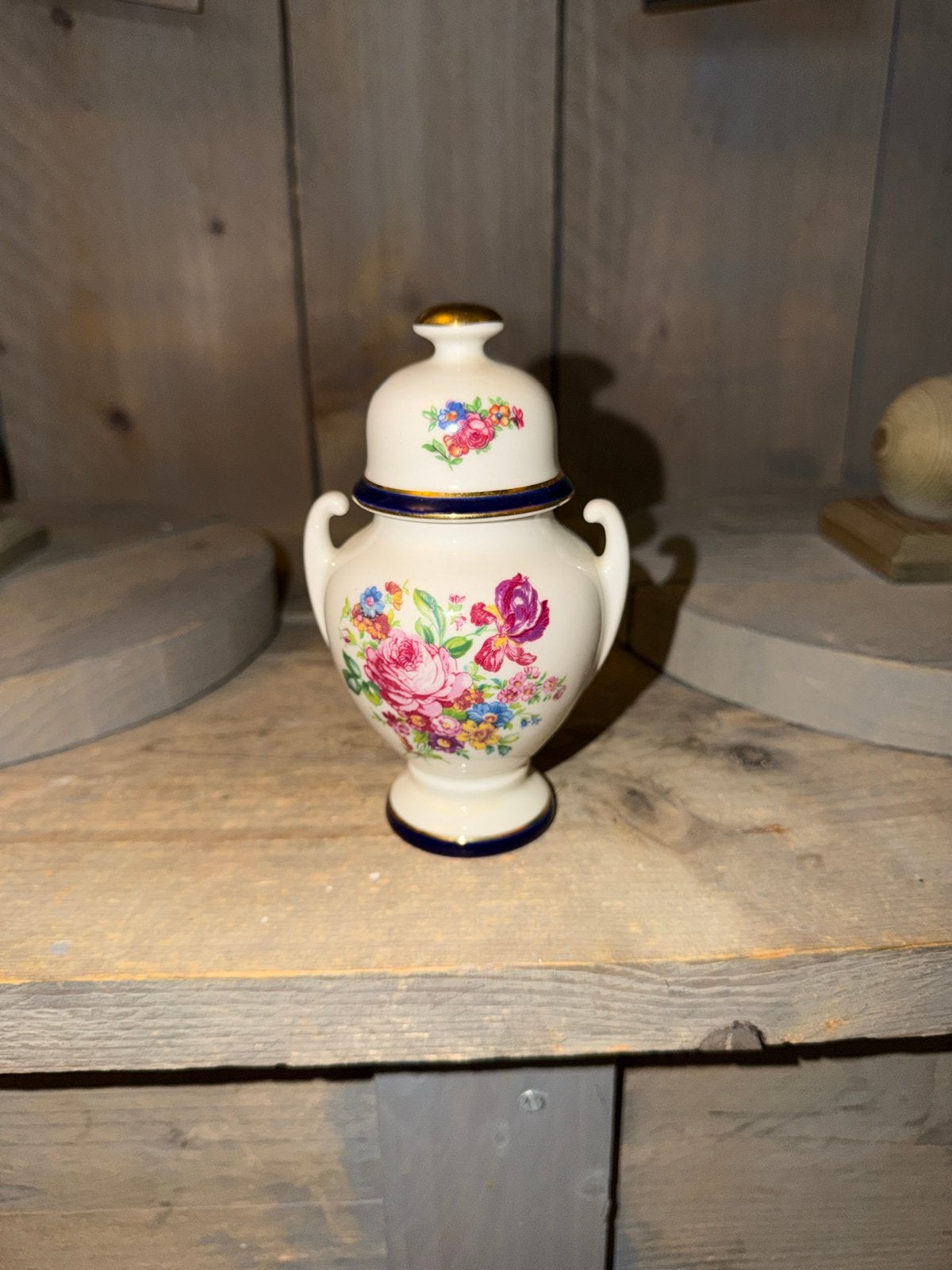 Klassieke porseleinen dekselvaas met bloemdecoraties, Ophalen of Verzenden