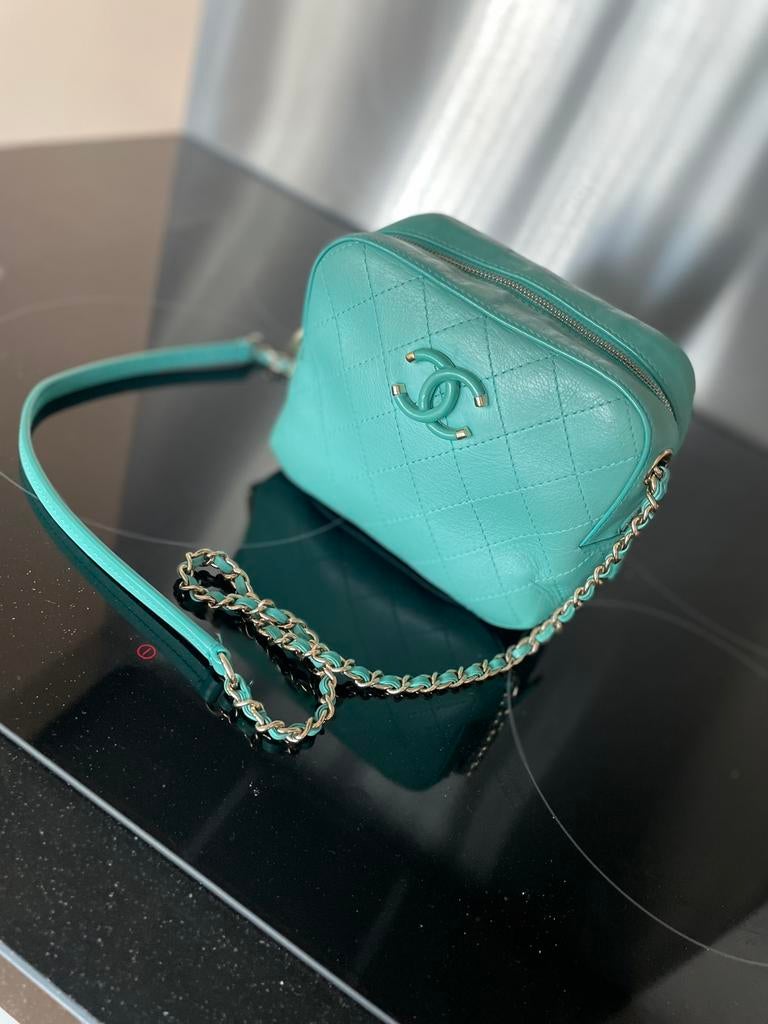 CHANEL Calfskin Stitched Enamel CC Camera Case Bag, Sieraden, Tassen en Uiterlijk, Tassen | Schoudertassen, Overige merken, Ophalen of Verzenden