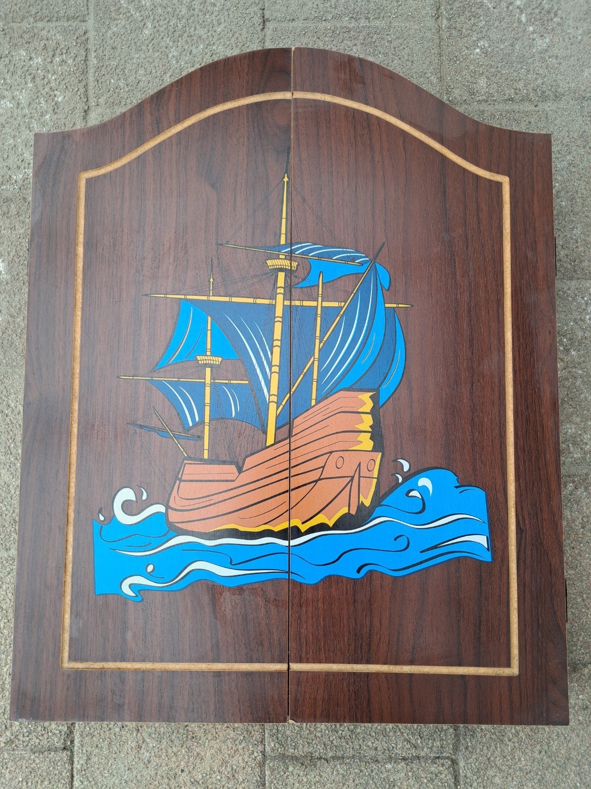 Dartbord met kast en diverse dartpijlen, Ophalen, Gebruikt, Dartbord met pijlen