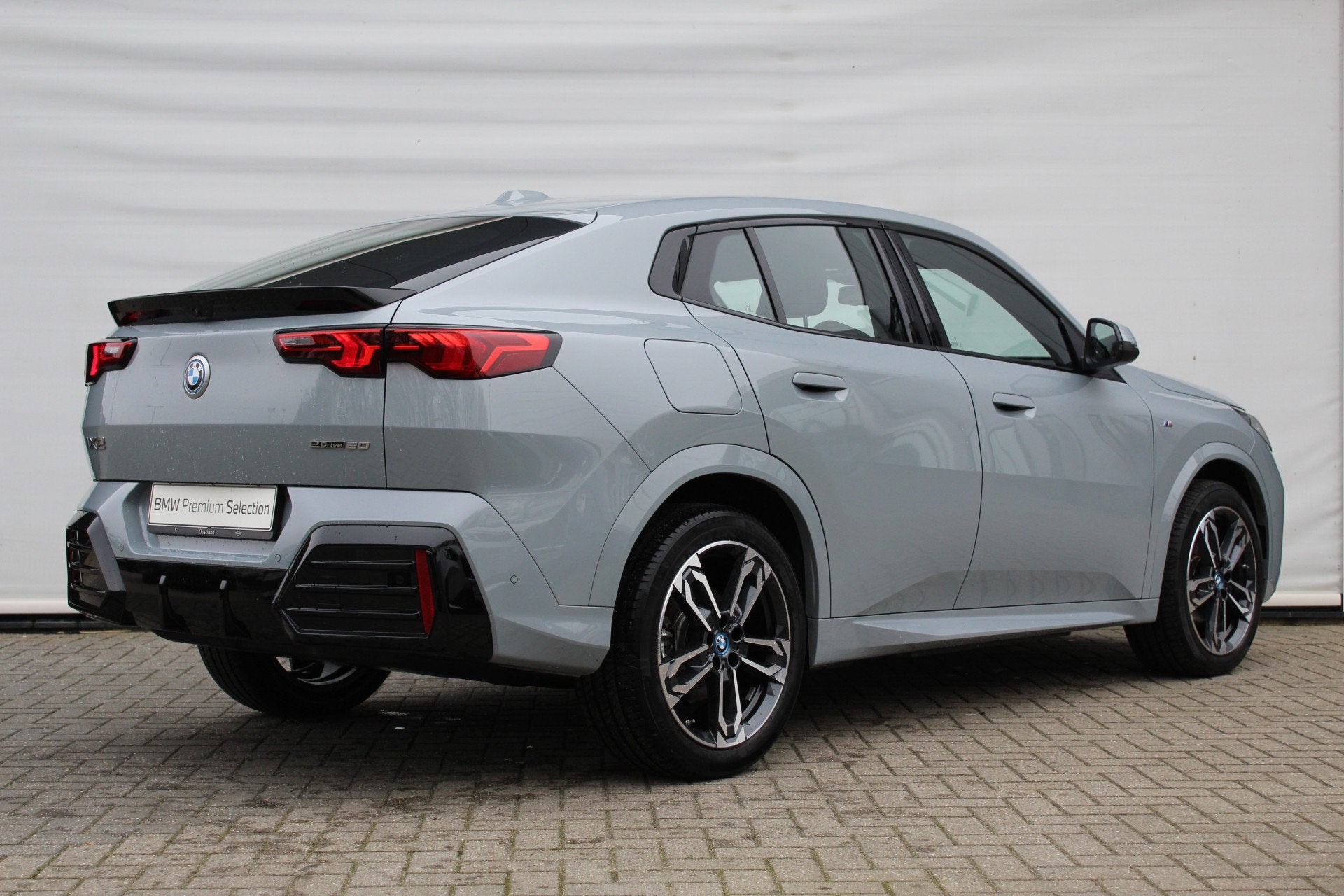 BMW iX2 eDrive20 M Sport / Sportstoelen / Achteruitrijcamera, Auto's, BMW, Met garantie (alle), 24 min, 204 pk, SUV of Terreinwagen