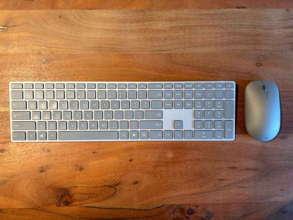 Microsoft Surface Bluetooth Keyboard en Mouse set, Ophalen of Verzenden, Zo goed als nieuw, Draadloos, Qwerty
