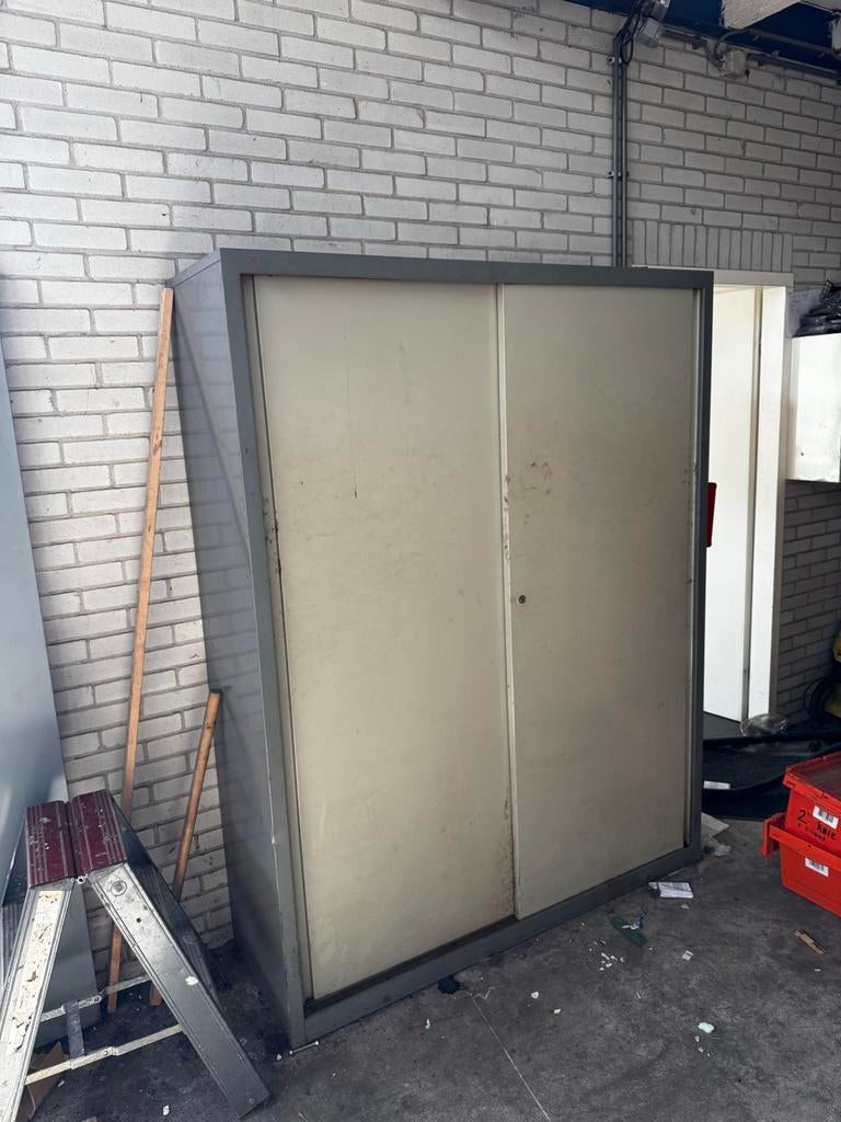 Stevige Schuifdeur Kast - Ideaal voor Opslag, Ophalen, Gebruikt