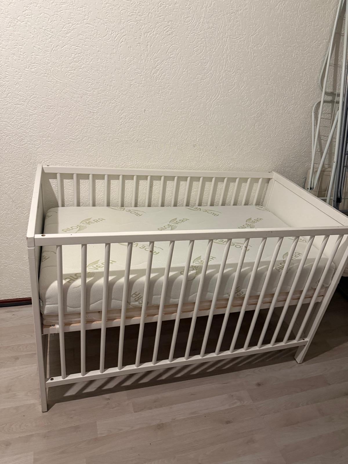 Wit ledikant met matras, Kinderen en Baby's, Ophalen of Verzenden, Gebruikt, Ledikant