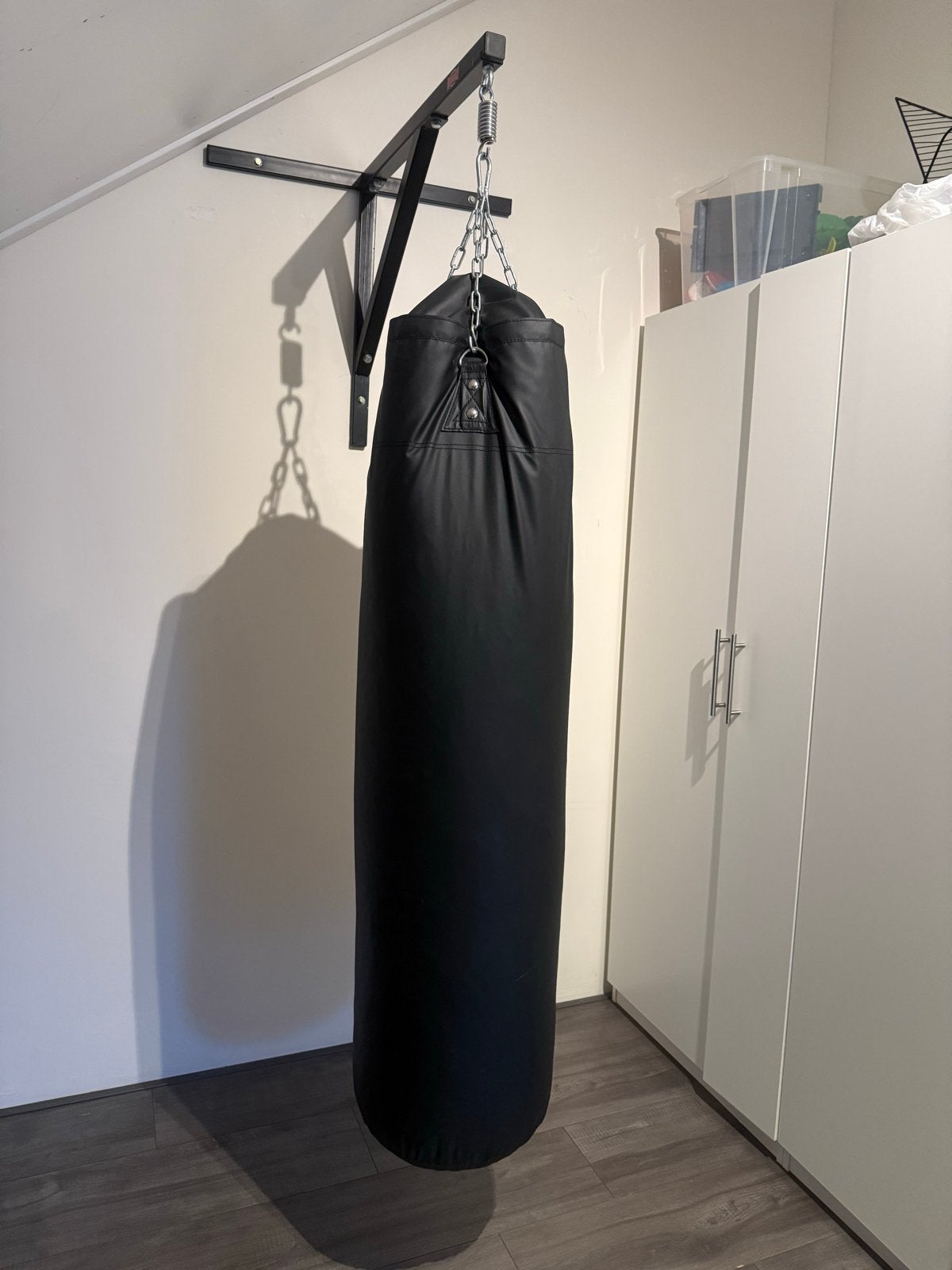 Bokszak Deluxe Zwart met muurbeugel (splinternieuw!), Sport en Fitness, Vechtsporten en Zelfverdediging, Overige, Vechtsportmateriaal
