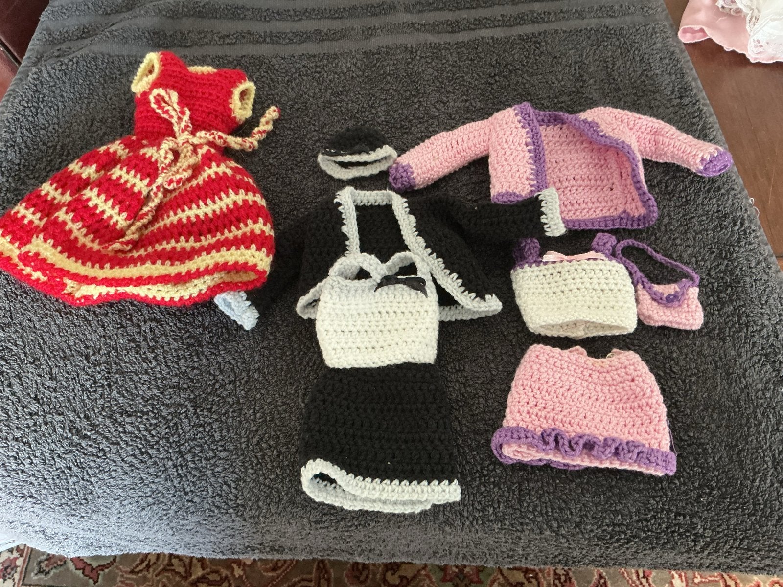 Gehaakte Barbie kleding setjes - Diverse outfits, Verzamelen, Ophalen of Verzenden, Gebruikt