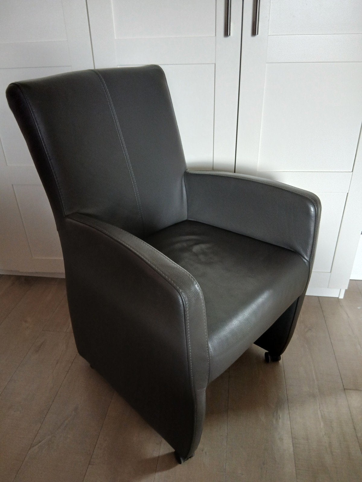 Grijze leren (bureau)stoel op wieltjes., Ophalen, Gebruikt, Leer, Eén