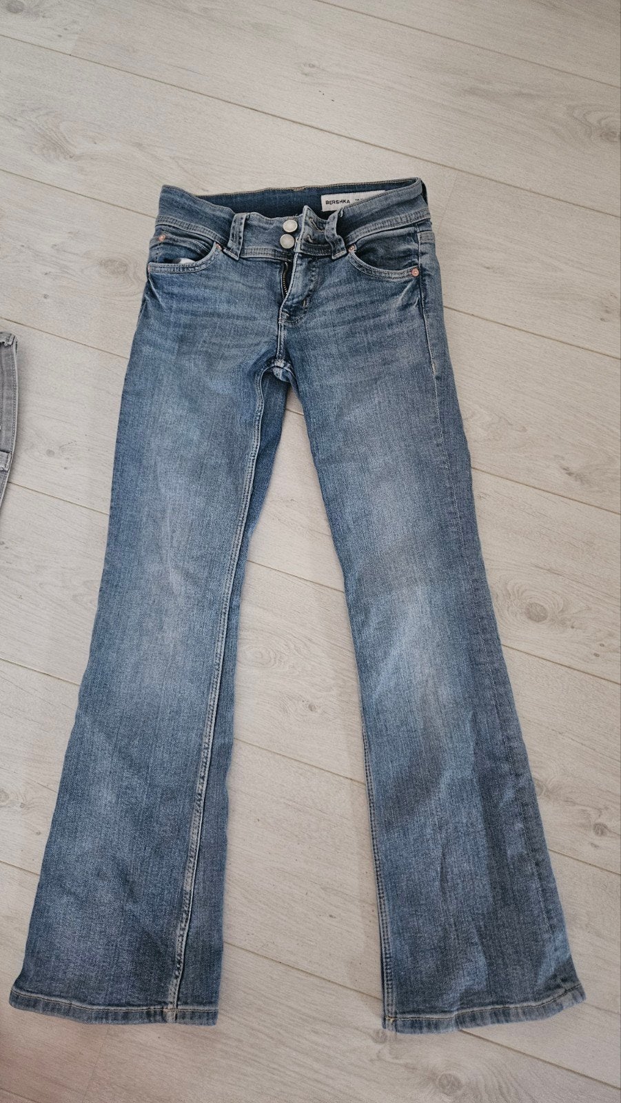 Bershka flared jeans maat W27 (confectie 34), Blauw, Zo goed als nieuw, W27 (confectie 34) of kleiner, Bershka