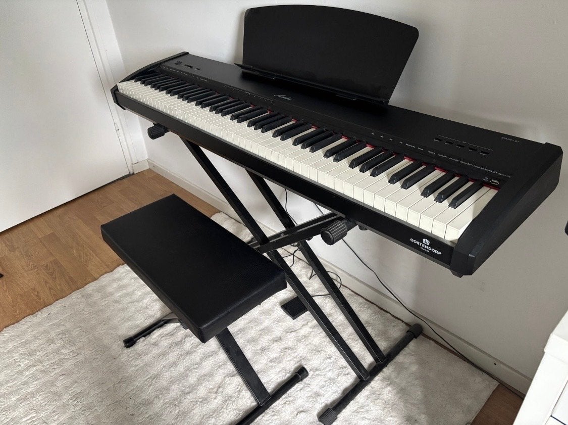 Amadeus Digitale Piano Zwart met Standaard en Krukje, Muziek en Instrumenten, Piano's, Zwart, Digitaal, Ophalen of Verzenden, Zo goed als nieuw