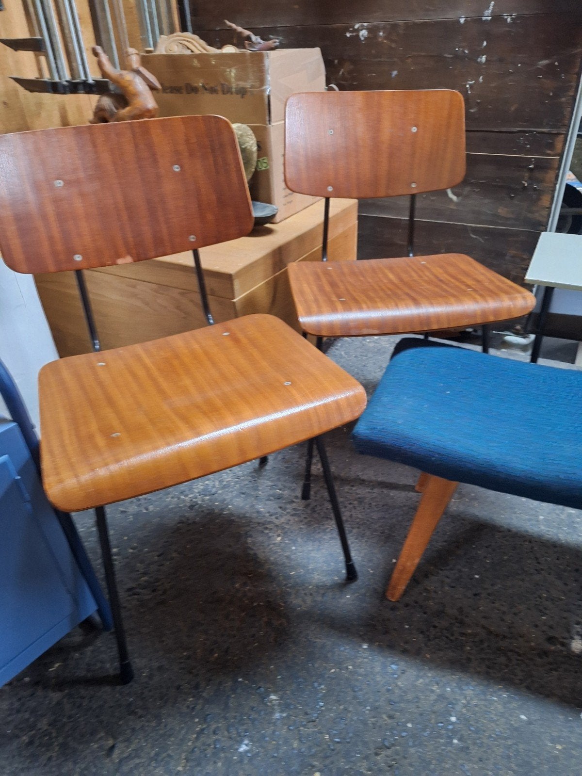 Partij vintage meubels: stoelen, kruk en tafeltje, Ophalen