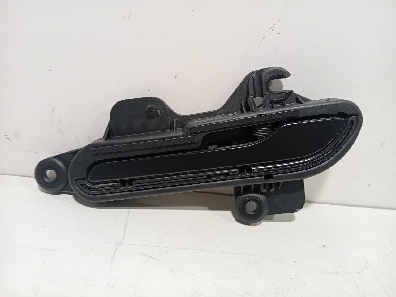 Portiergreep links achter Tesla Model Y, Onderdelen@venauto.nl, Van der Ven Autorecycling B.V., Gebruikt, Ettenseweg 76, 4706 PB Roosendaal, The Netherlands