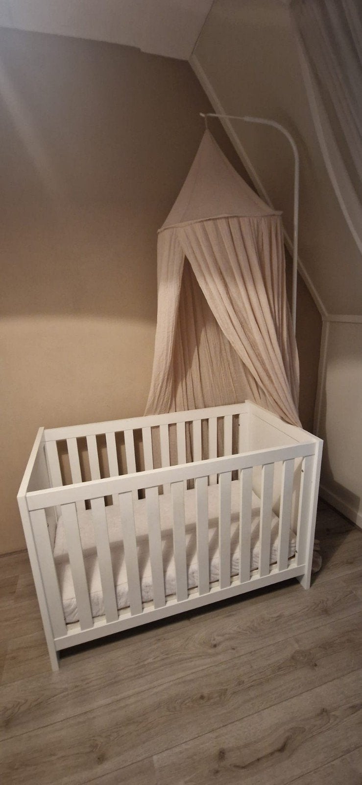 Babybed ledikant compleet met matras en hemeltje, Kinderen en Baby's, Ophalen, Zo goed als nieuw, Jongetje of Meisje