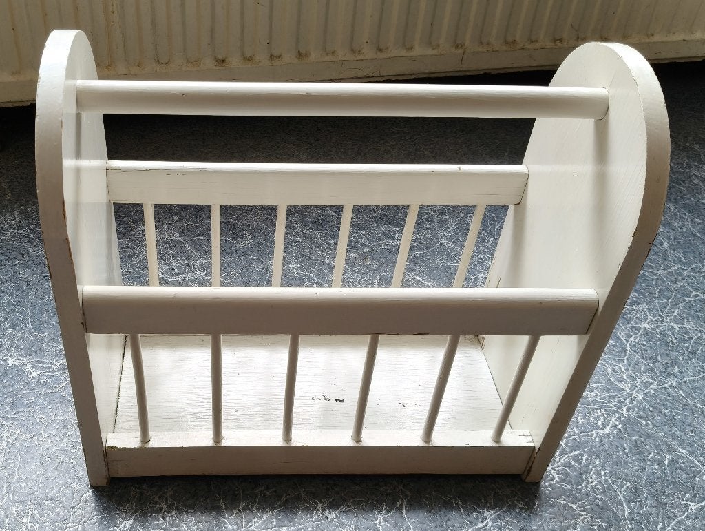 Vintage wit houten lectuur/krantenbak € 12,50, Met handvat, Gebruikt, Lectuurbak, Ophalen of Verzenden