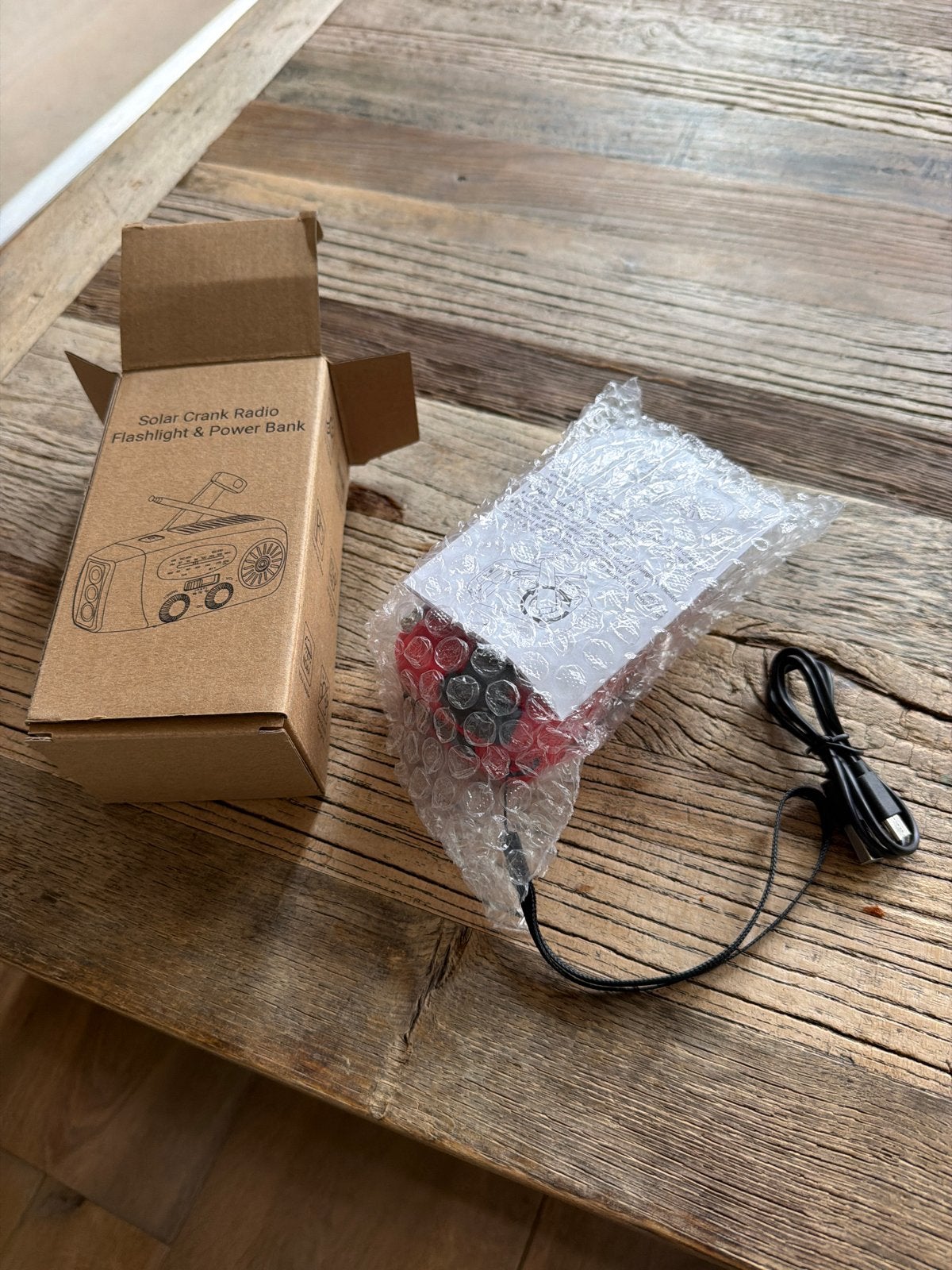 Nieuwe Solar Crank Radio met zaklamp en powerbank, Ophalen of Verzenden, Nieuw, Radio