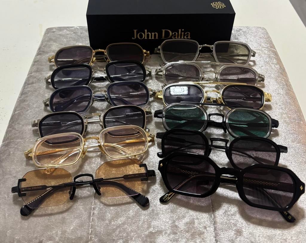 john dalia zonnebrillen |koker+doos| 0684678952, Overige merken, Zonnebril, Zwart, Ophalen of Verzenden