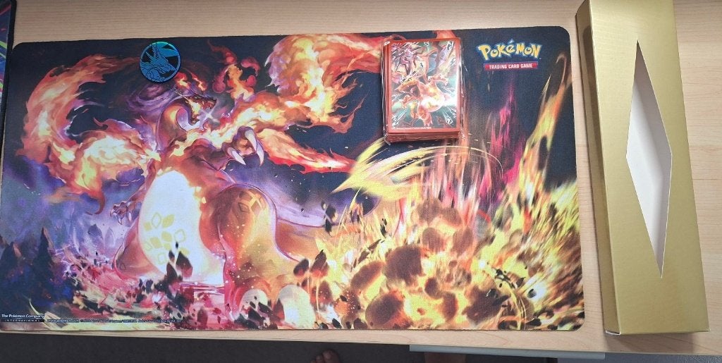 1 Charizard MEGA + 1 V MAX Speelmat+2 pak sleeves +2 munten, Hobby en Vrije tijd, Verzamelkaartspellen | Pokémon, Ophalen, Nieuw