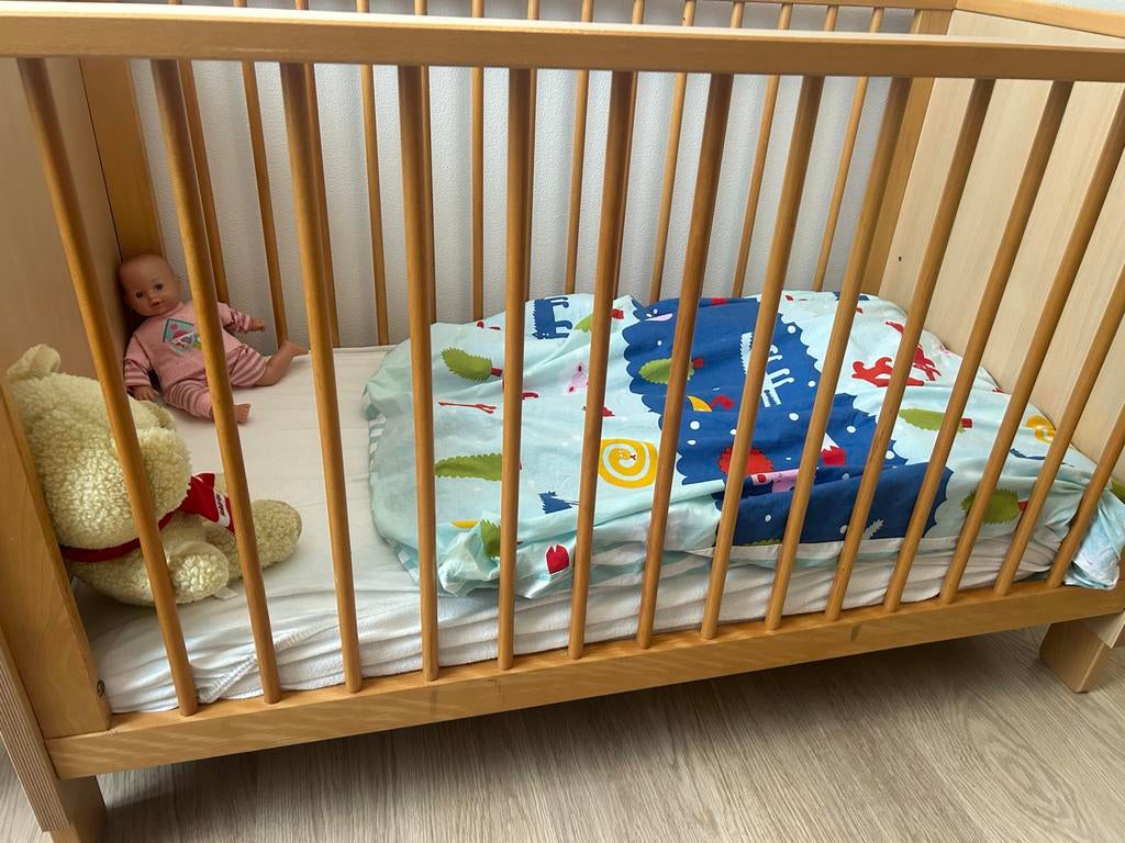 Mooi houten babybedje met verstelbare bodem, Kinderen en Baby's, Babywiegjes en Ledikanten, Ophalen, Gebruikt, Ledikant
