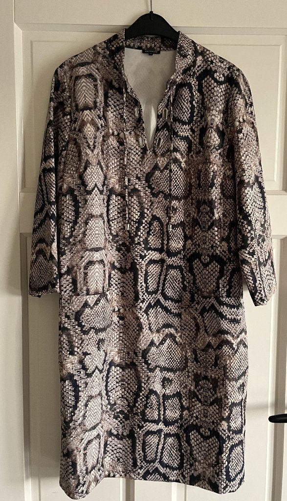 🌻Mooie beige jurk met slangen print van Caroline Biss 42 44, Beige, Maat 42/44 (L), Ophalen of Verzenden, Zo goed als nieuw