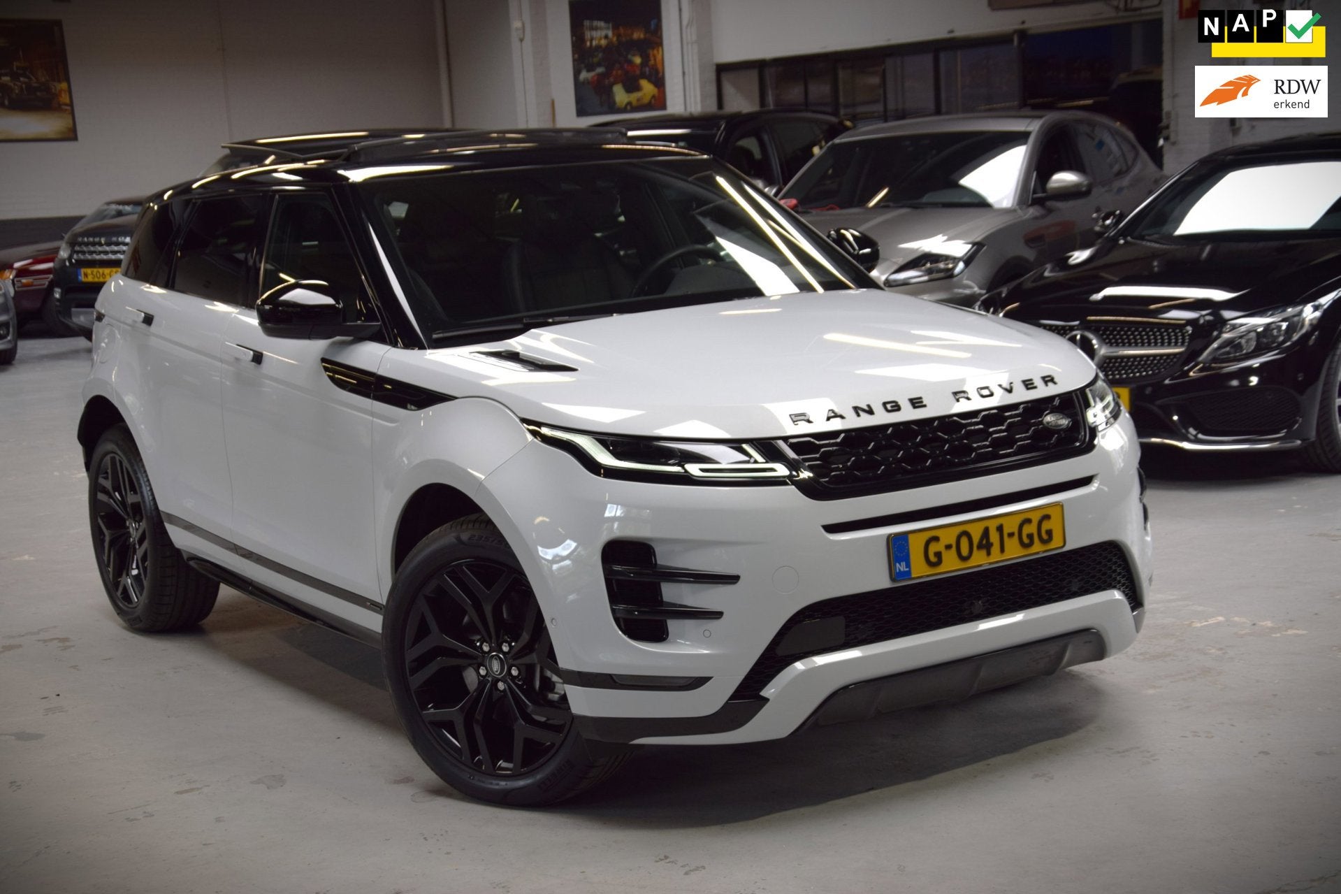 Land Rover Range Rover Evoque 2.0 P200 AWD R-Dynamic Navi|Pa, Auto's, Dealer onderhouden, 1800 kg, 4 cilinders, Wit