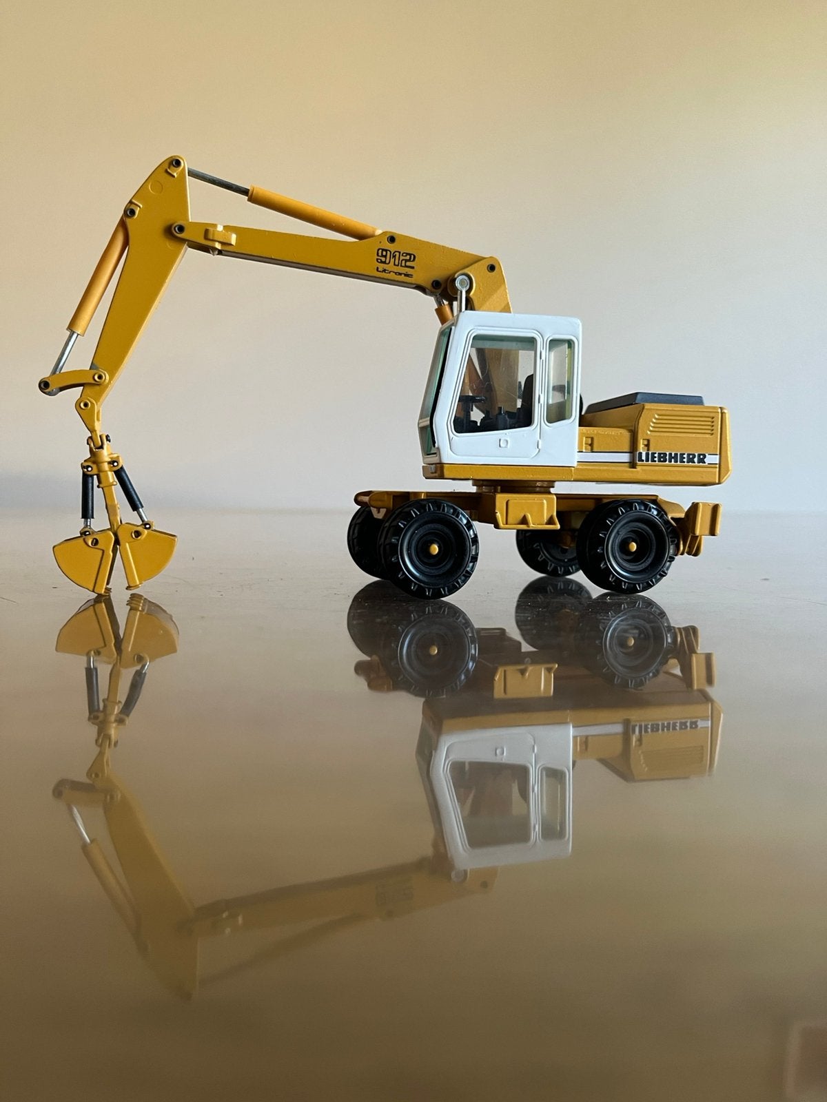 Liebherr A 912 Litronic mobiele kraan Conrad knijperbak, Ophalen of Verzenden, Zo goed als nieuw, Hijskraan, Tractor of Landbouw