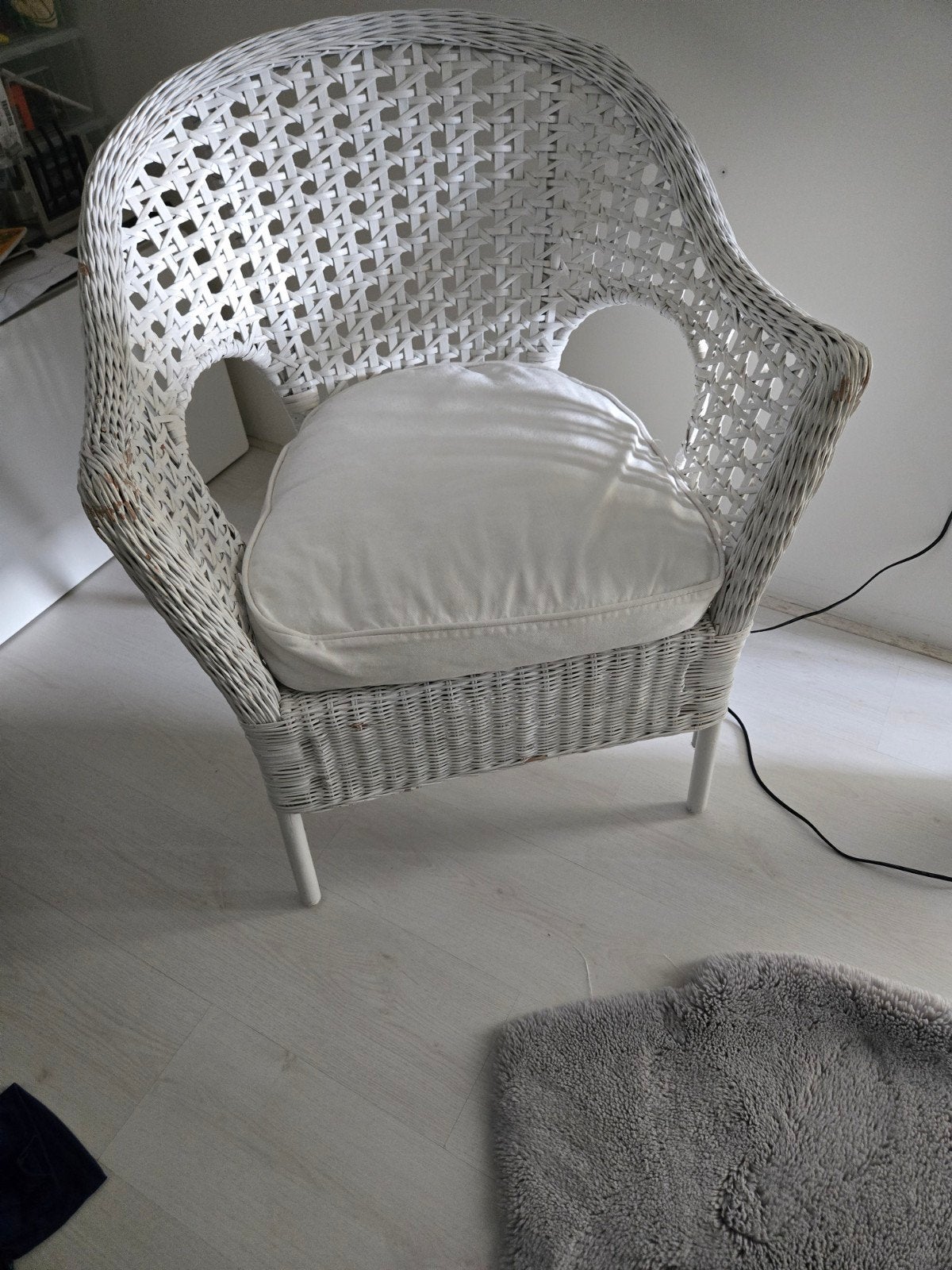Witte rotan stoel met kussen, Huis en Inrichting, Gebruikt, Wit, Riet of Rotan, Eén