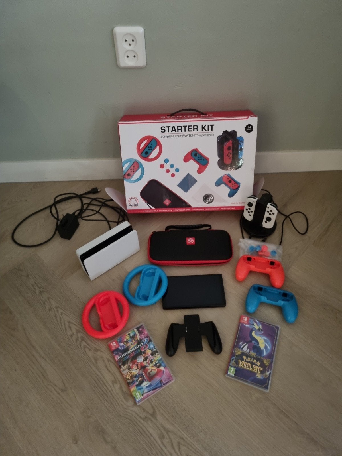Foto 2 van Nintendo Switch OLED met 2 games en accessoires