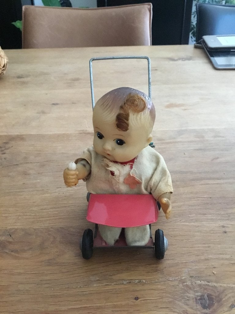 Vintage Opwindbaar Speelgoed: Baby in Wandelwagen, Verzenden