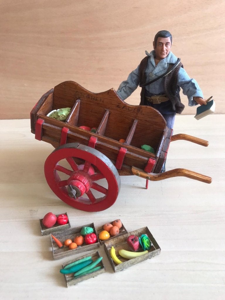 Vintage Figuur Pop Groenteman met Kar 20 cm, Ophalen of Verzenden, Gebruikt, Pop