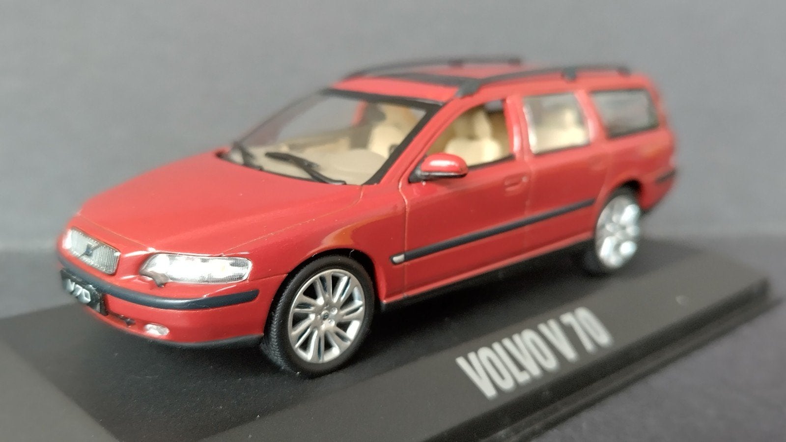 Volvo v70 2000 1:43 Minichamps Pol, Hobby en Vrije tijd, Modelauto's | 1:43, Zo goed als nieuw, Auto, MiniChamps, Ophalen of Verzenden