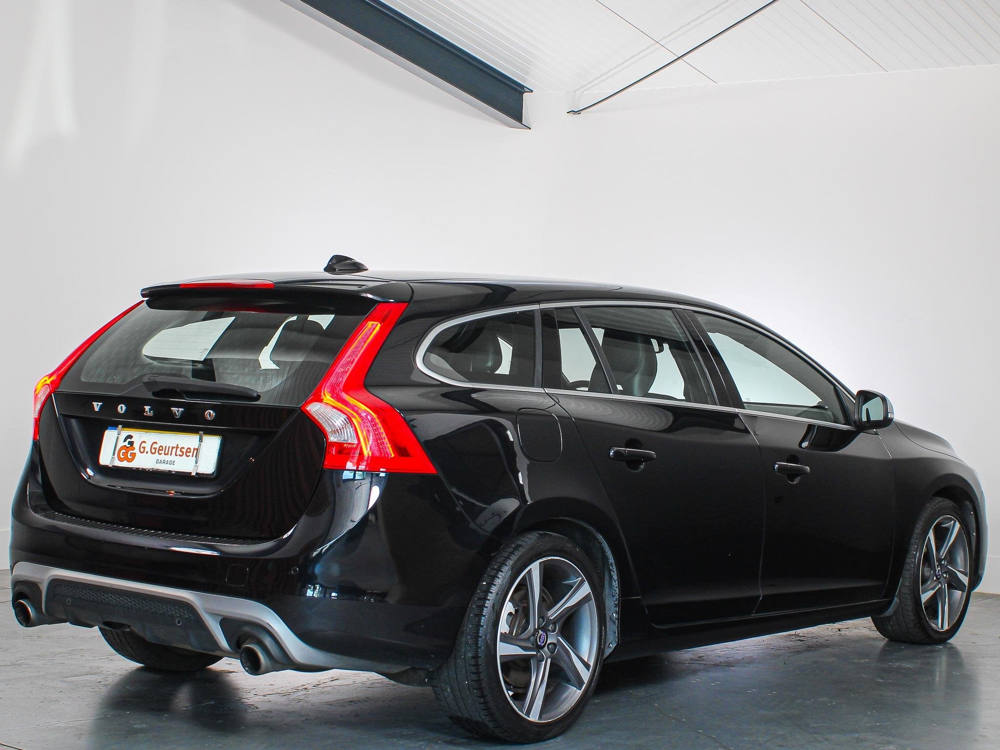 Volvo V60 1.6 T3 R-Design Trekhaak, Navigatie, PDC, Cruise C, Gebruikt, Zwart, 4 cilinders, 150 pk