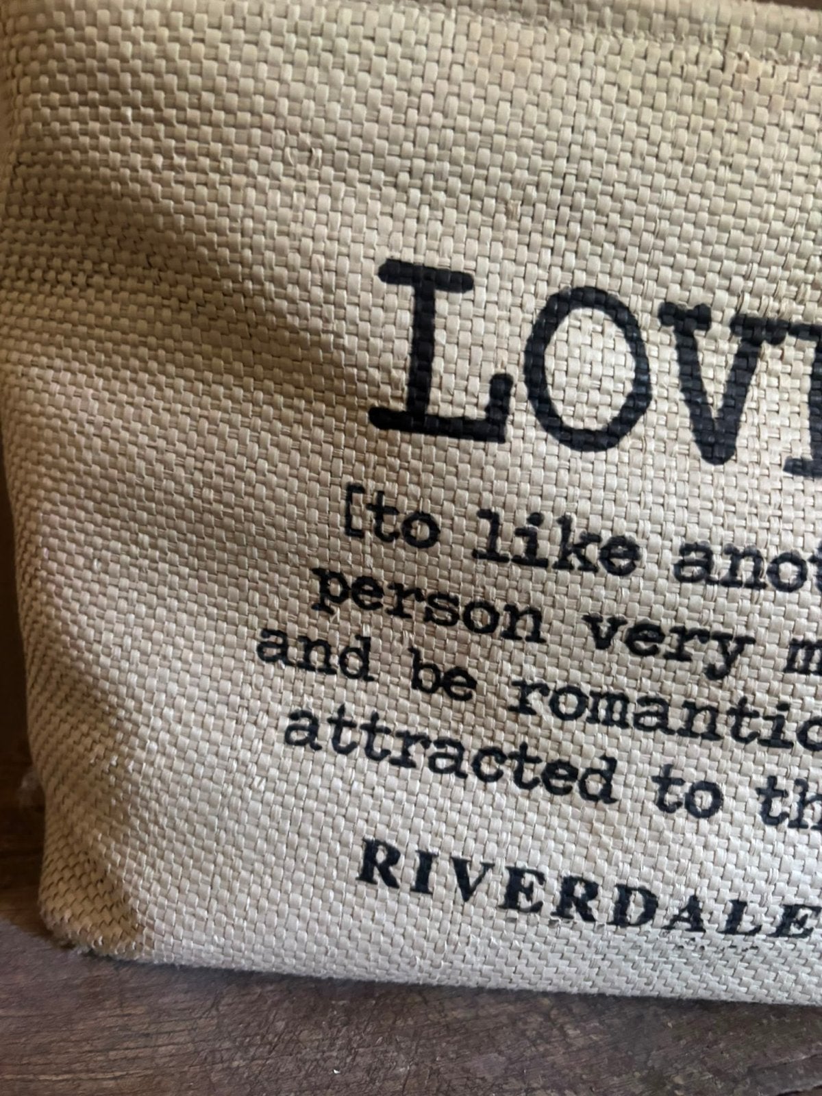 Krantenbak met gebruikssporen - Riverdale 'Love', Ophalen, Gebruikt, Modern, Textiel