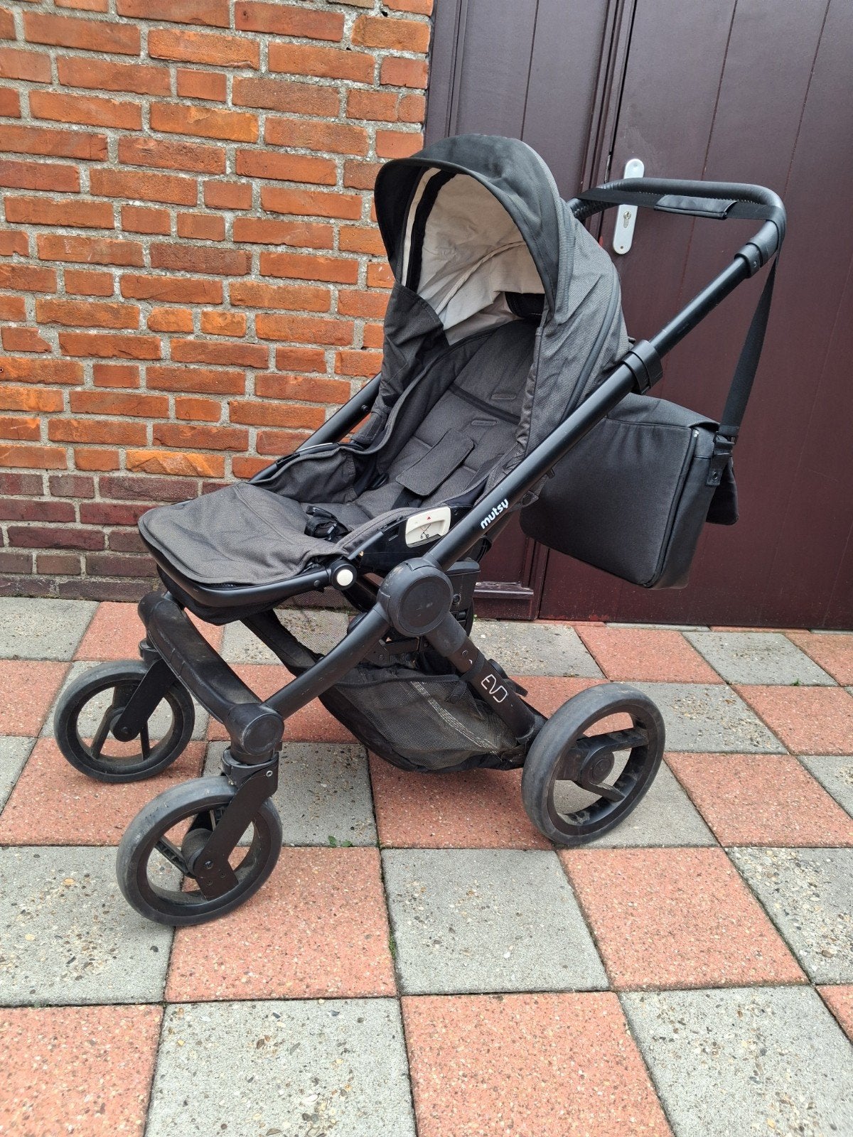 Mutsy Evo Bold Shadow Combiwagen met Reiswieg en Voetenzak, Ophalen, Zo goed als nieuw, Combiwagen, Mutsy
