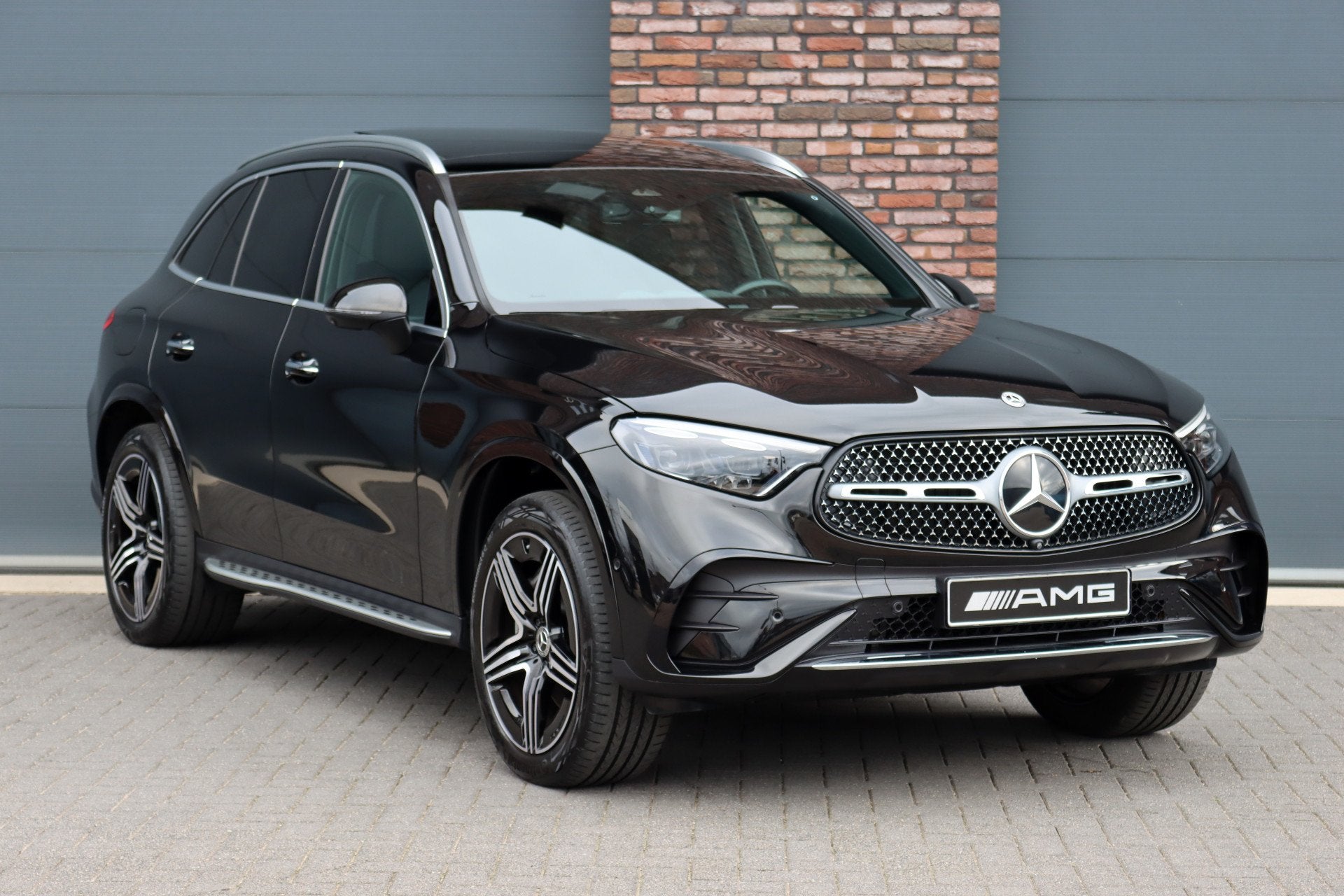 Mercedes-Benz GLC 300e 4MATIC AMG Line Premium+ | Distronic, Auto's, Dealer onderhouden, Gebruikt, 2255 kg, Zwart