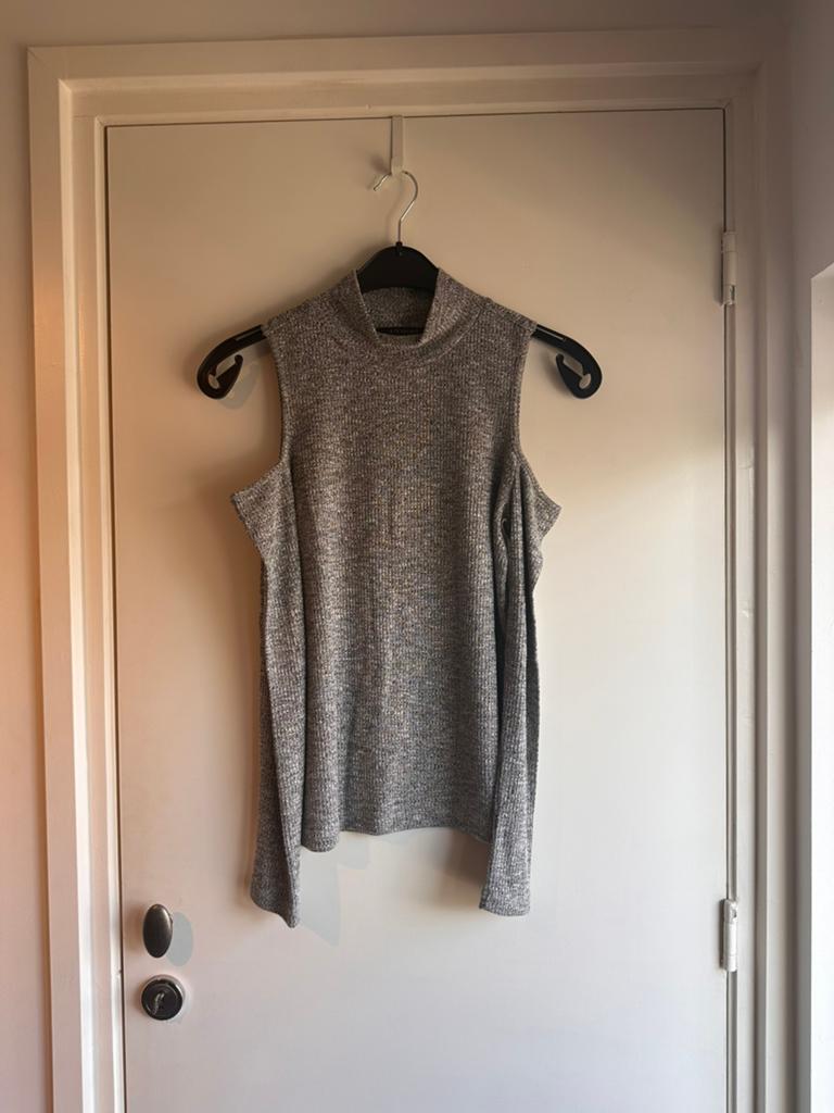 SuperTrash cold shoulder top – maat M, Kleding | Dames, Tops, Ophalen of Verzenden, Nieuw, Grijs, Zonder mouw